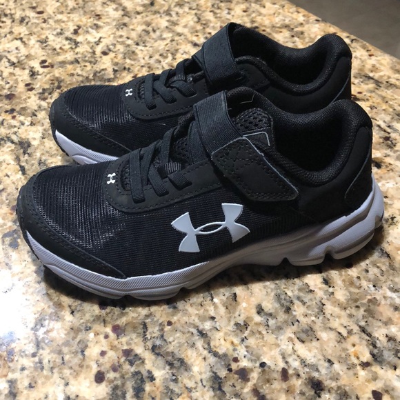 kids under armour tennis shoes